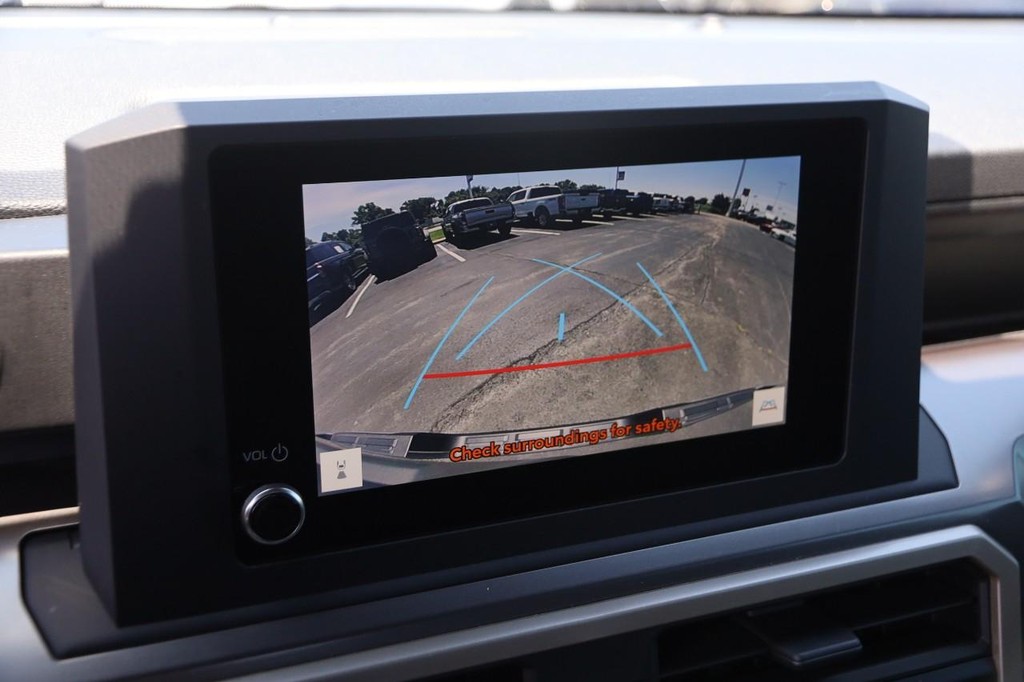 Toyota Tacoma 4WD Vehicle Full-screen Gallery Image 17