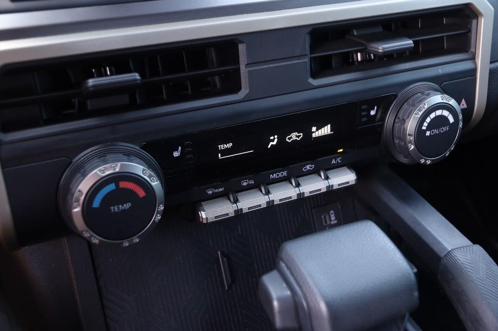 Toyota Tacoma 4WD Vehicle Full-screen Gallery Image 18