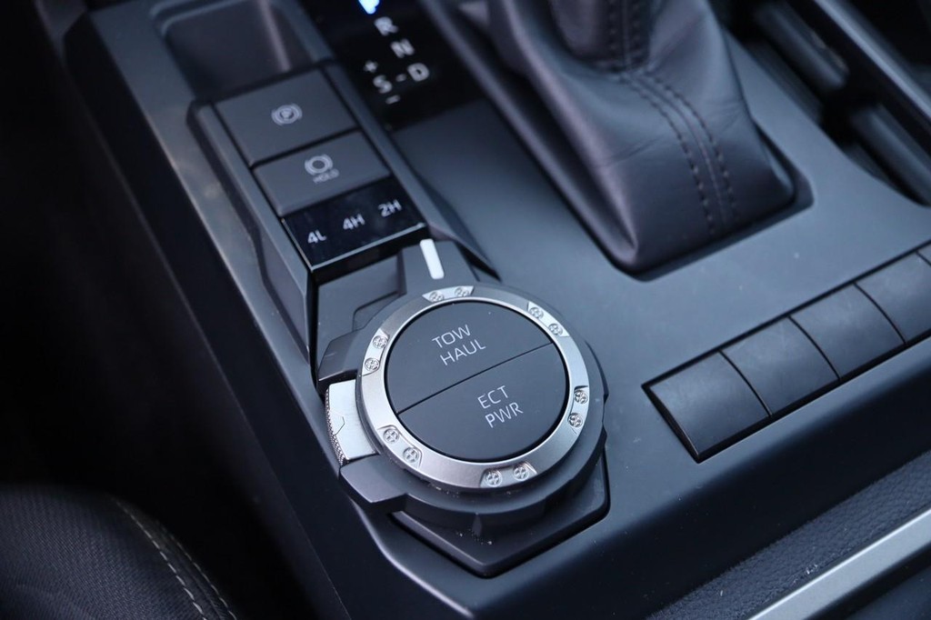 Toyota Tacoma 4WD Vehicle Full-screen Gallery Image 19