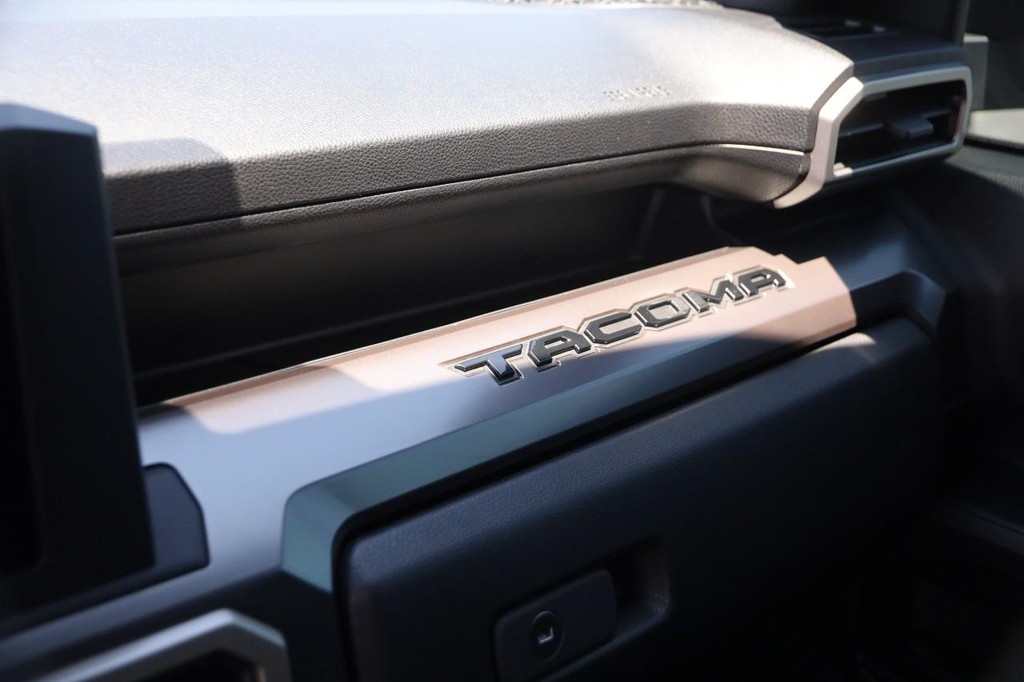 Toyota Tacoma 4WD Vehicle Full-screen Gallery Image 22