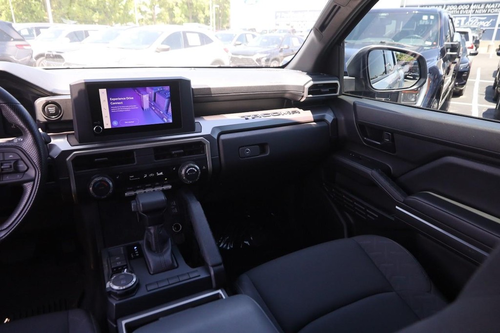 Toyota Tacoma 4WD Vehicle Full-screen Gallery Image 27