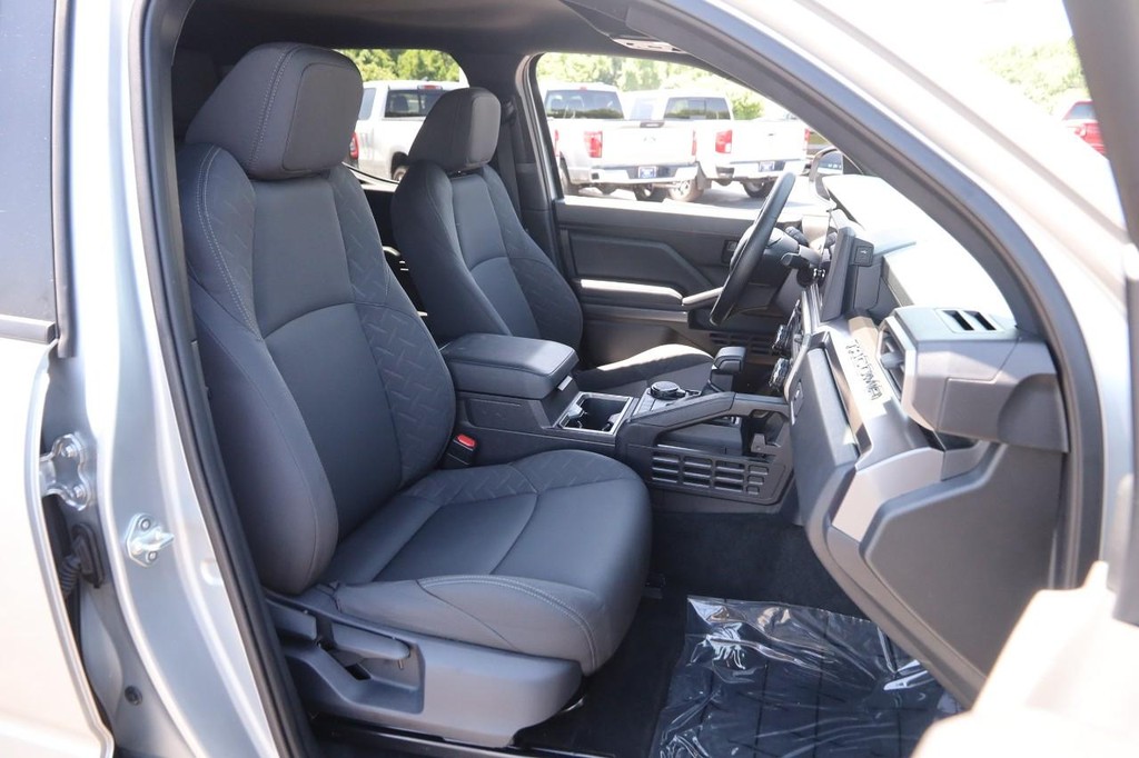 Toyota Tacoma 4WD Vehicle Full-screen Gallery Image 28