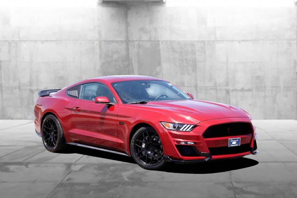 Ford Mustang Vehicle Full-screen Gallery Image 2