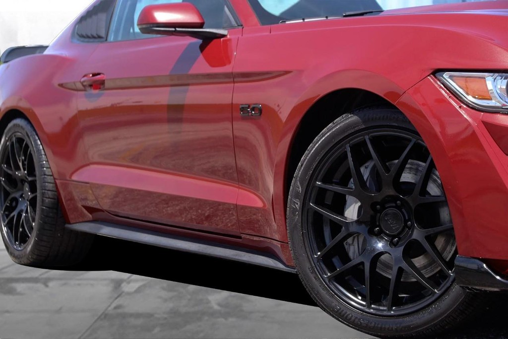 Ford Mustang Vehicle Full-screen Gallery Image 3
