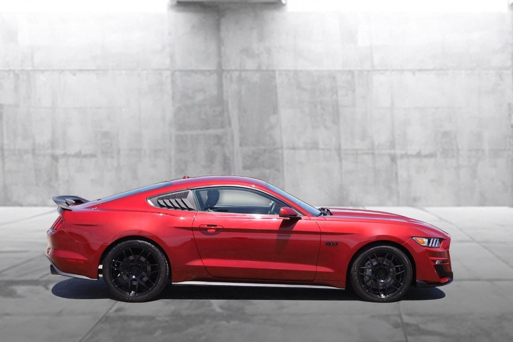 Ford Mustang Vehicle Full-screen Gallery Image 5