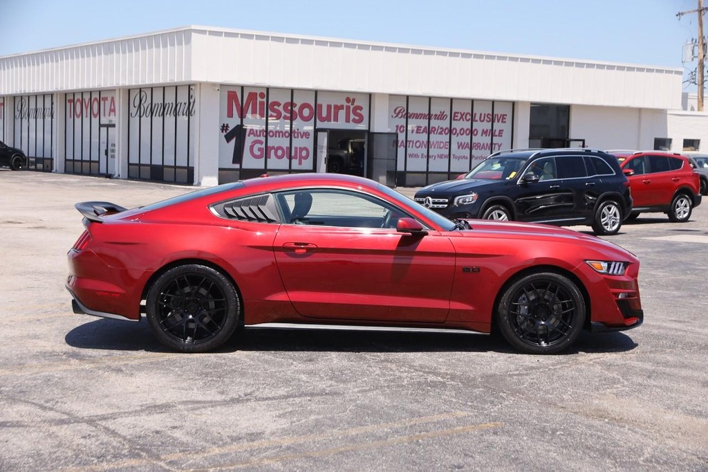 Ford Mustang Vehicle Full-screen Gallery Image 8