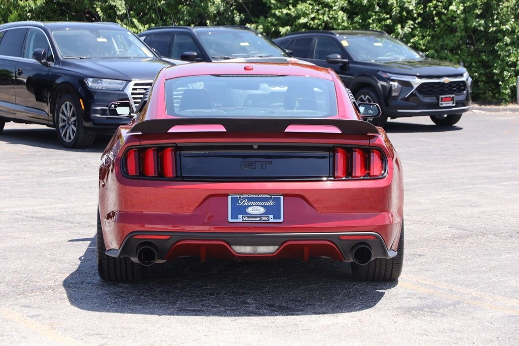 Ford Mustang Vehicle Full-screen Gallery Image 9