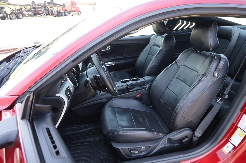 Ford Mustang Vehicle Full-screen Gallery Image 11