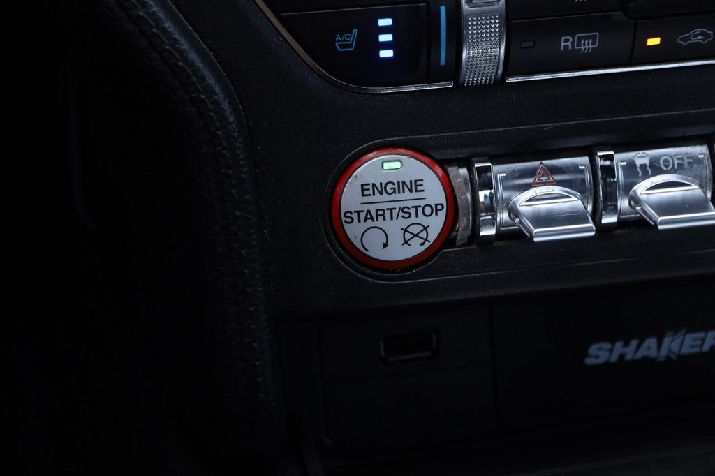 Ford Mustang Vehicle Full-screen Gallery Image 17