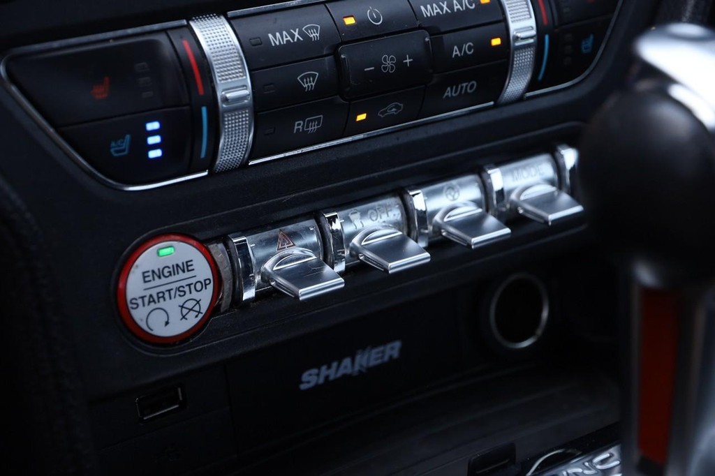 Ford Mustang Vehicle Full-screen Gallery Image 21