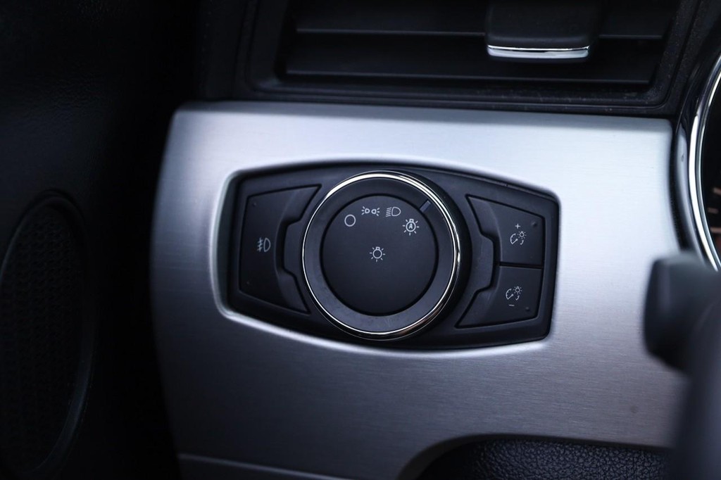 Ford Mustang Vehicle Full-screen Gallery Image 22