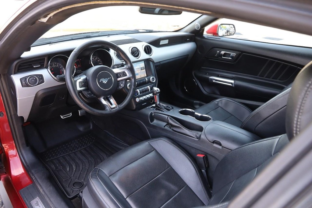 Ford Mustang Vehicle Full-screen Gallery Image 23