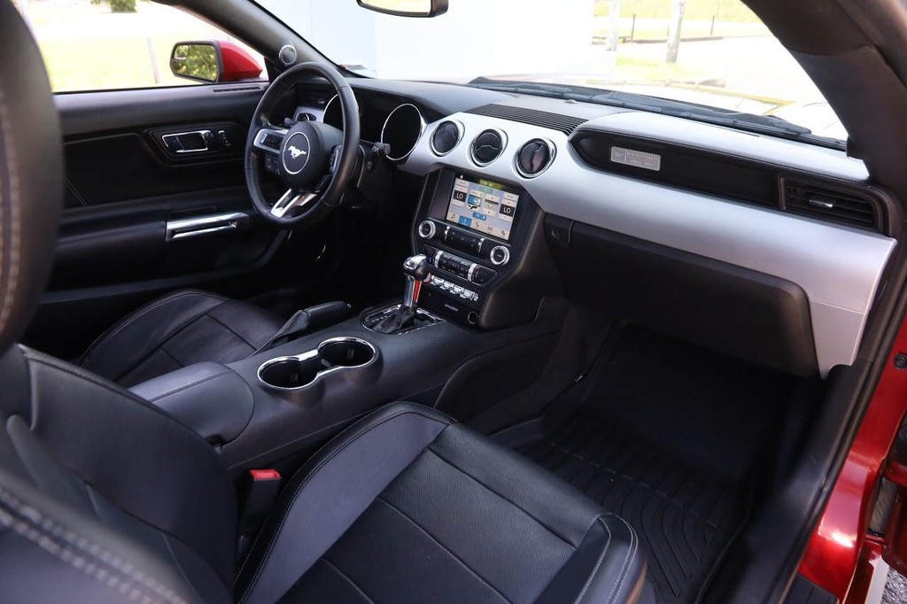 Ford Mustang Vehicle Full-screen Gallery Image 25