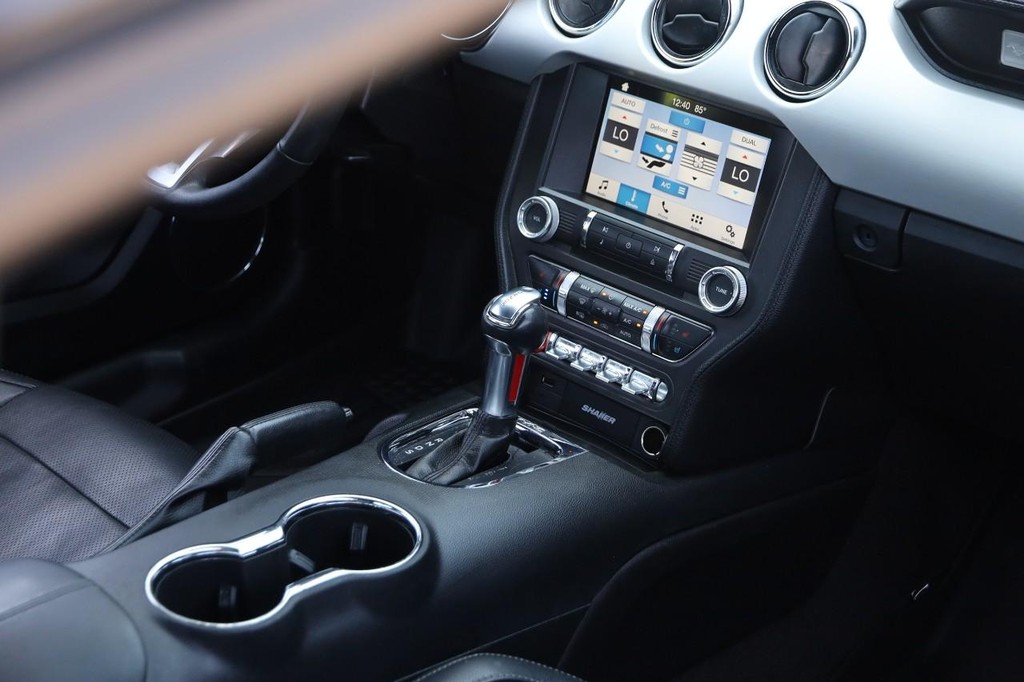 Ford Mustang Vehicle Full-screen Gallery Image 26