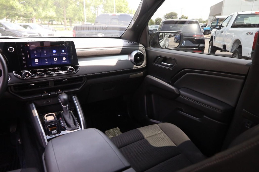 Chevrolet Colorado Vehicle Full-screen Gallery Image 23