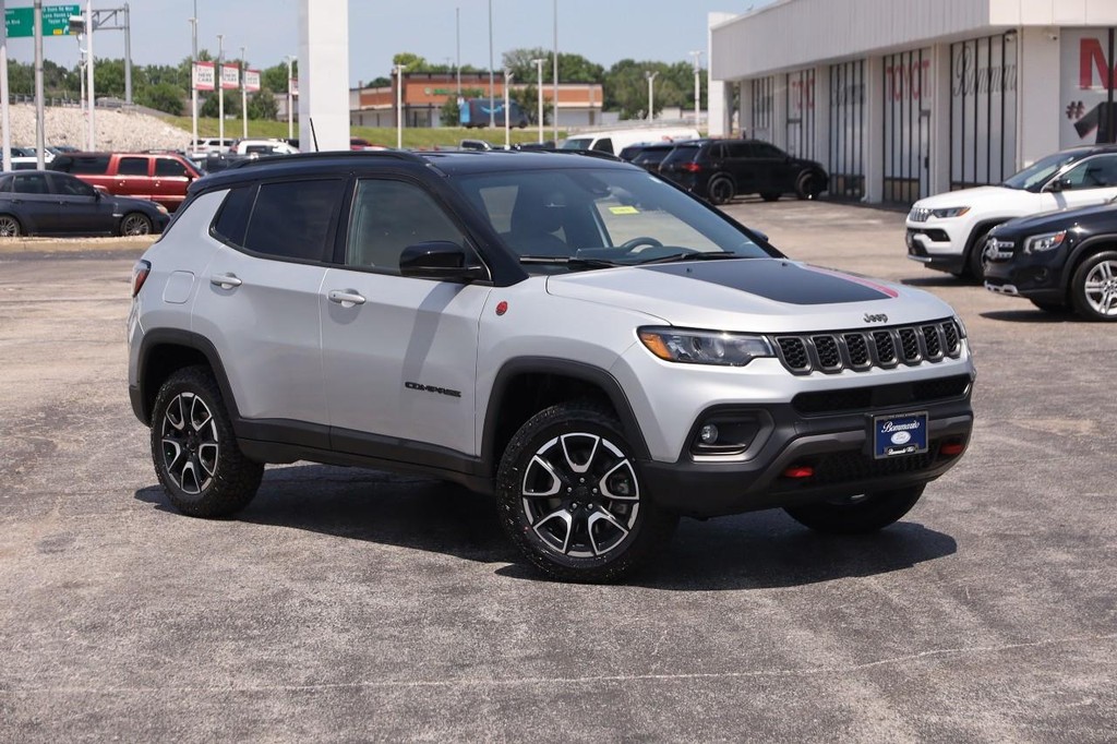 Jeep Compass Vehicle Full-screen Gallery Image 2