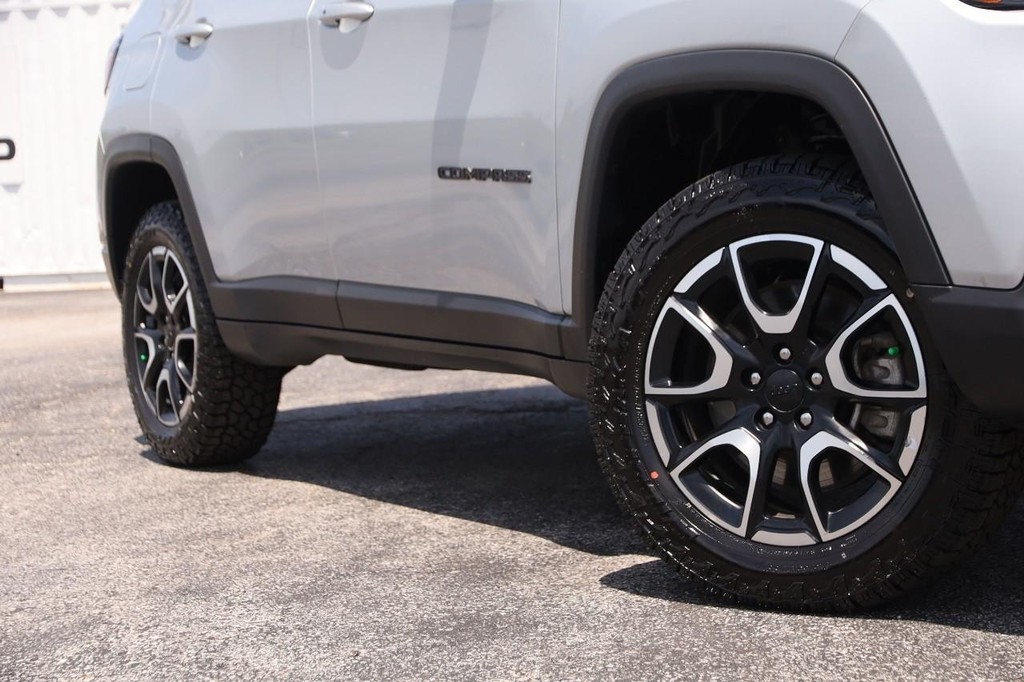 Jeep Compass Vehicle Full-screen Gallery Image 3