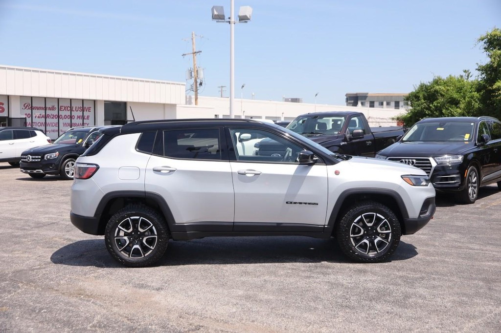 Jeep Compass Vehicle Full-screen Gallery Image 5