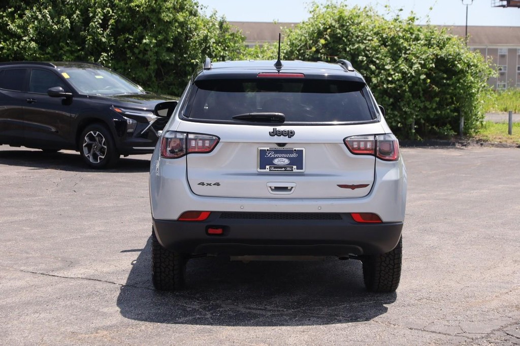Jeep Compass Vehicle Full-screen Gallery Image 6