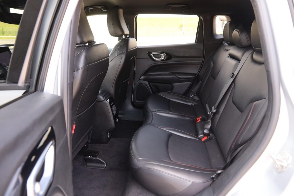 Jeep Compass Vehicle Full-screen Gallery Image 9