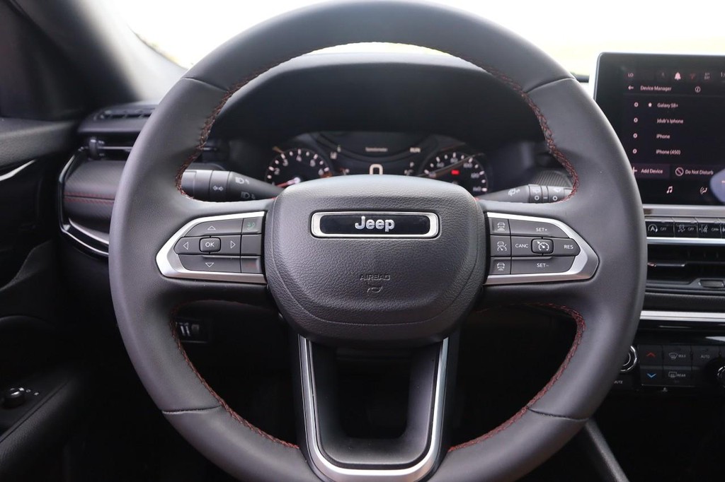 Jeep Compass Vehicle Full-screen Gallery Image 10