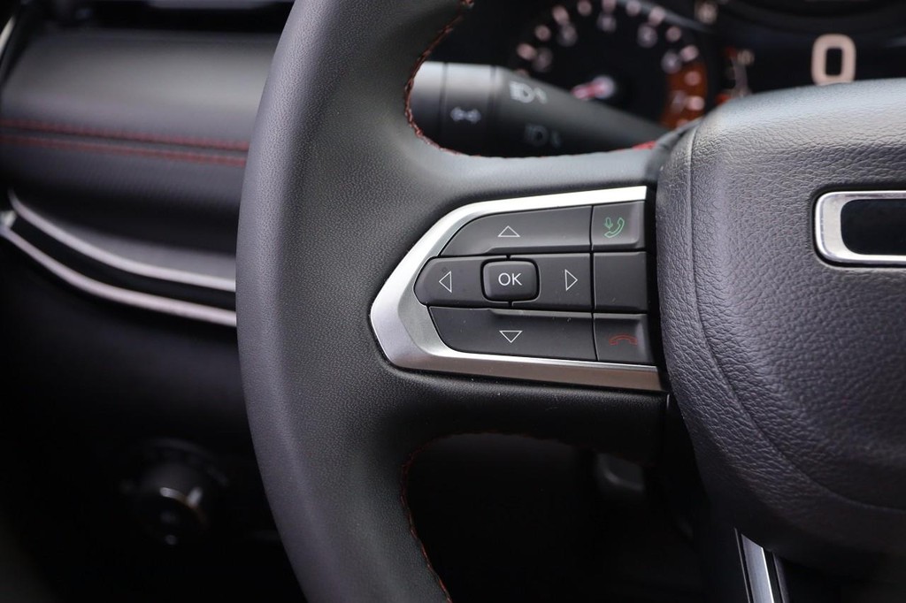 Jeep Compass Vehicle Full-screen Gallery Image 11