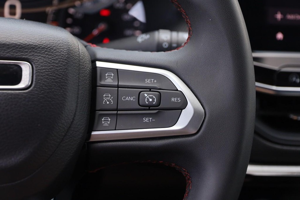 Jeep Compass Vehicle Full-screen Gallery Image 12