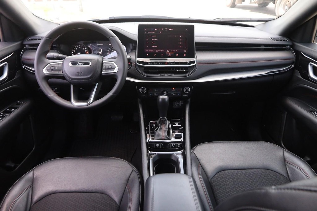Jeep Compass Vehicle Full-screen Gallery Image 20