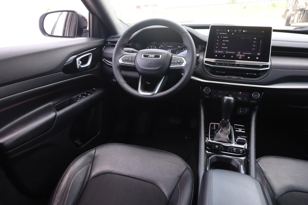 Jeep Compass Vehicle Full-screen Gallery Image 21