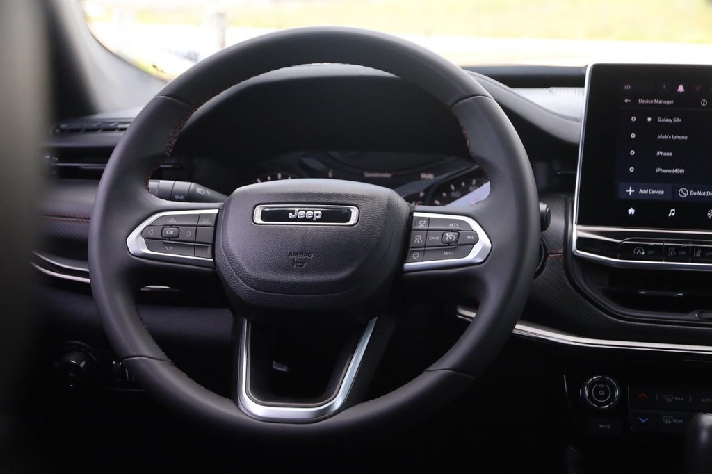 Jeep Compass Vehicle Full-screen Gallery Image 22