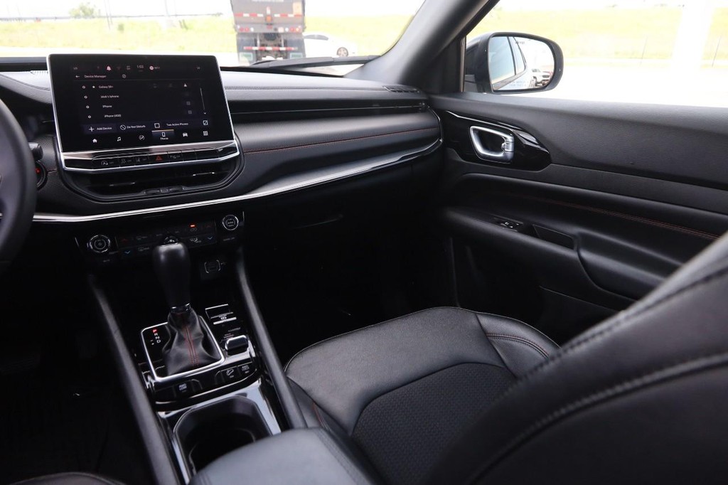Jeep Compass Vehicle Full-screen Gallery Image 24
