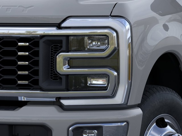 Ford Super Duty F-350 DRW Vehicle Image 18