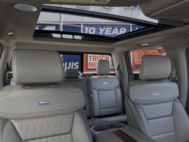 Ford Super Duty F-350 DRW Vehicle Image 22