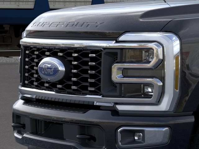 Ford Super Duty F-350 DRW Vehicle Full-screen Gallery Image 17