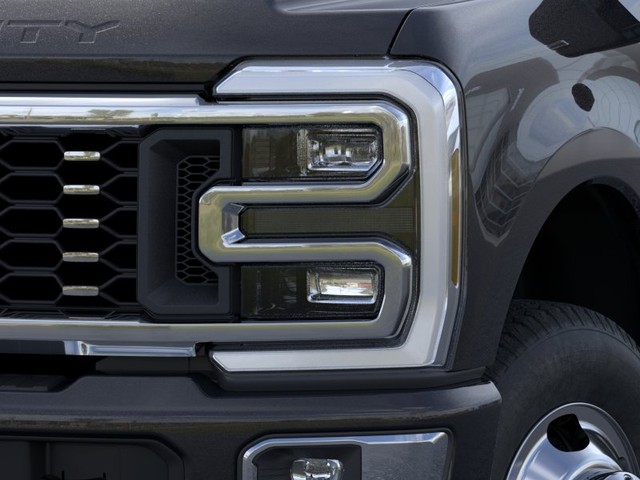 Ford Super Duty F-350 DRW Vehicle Full-screen Gallery Image 18