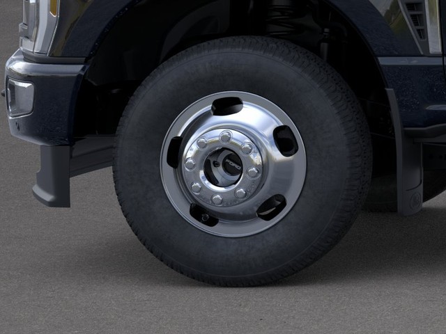 Ford Super Duty F-350 DRW Vehicle Full-screen Gallery Image 19
