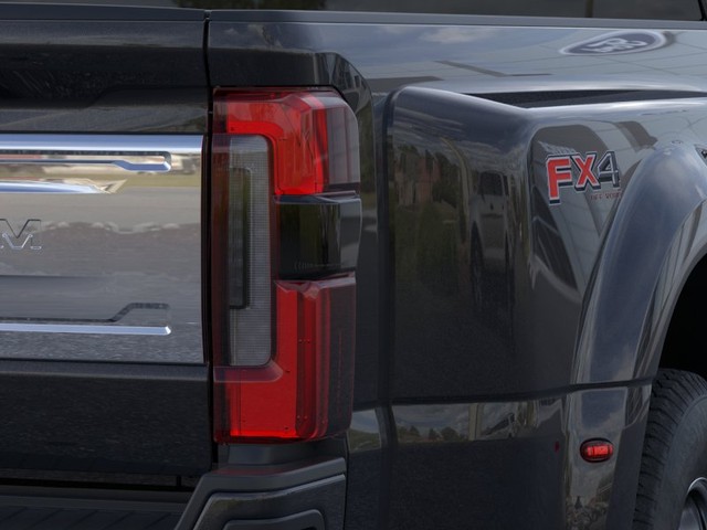 Ford Super Duty F-350 DRW Vehicle Full-screen Gallery Image 21
