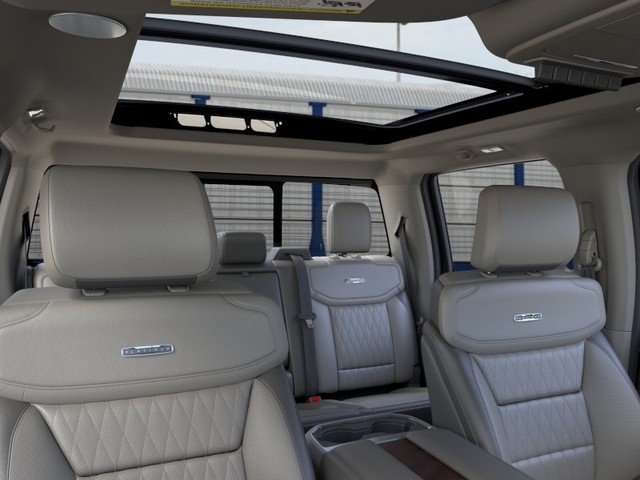 Ford Super Duty F-350 DRW Vehicle Full-screen Gallery Image 22