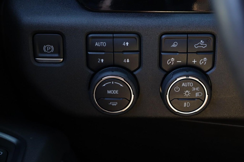 Chevrolet Silverado 1500 Vehicle Full-screen Gallery Image 21