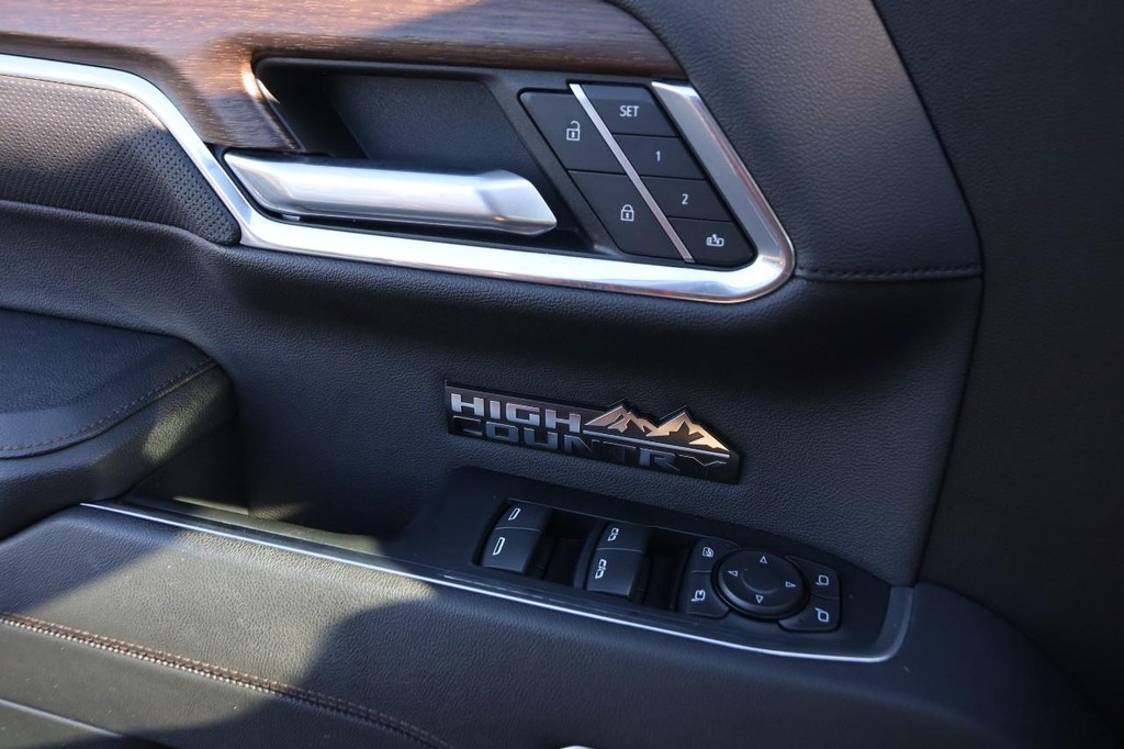 Chevrolet Silverado 1500 Vehicle Full-screen Gallery Image 23