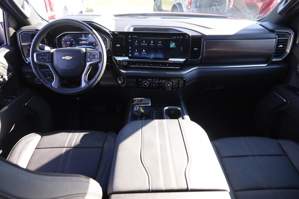 Chevrolet Silverado 1500 Vehicle Full-screen Gallery Image 24