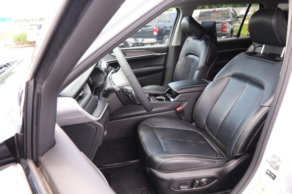 Jeep Grand Cherokee L Vehicle Image 10
