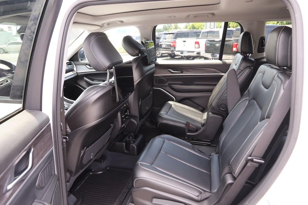 Jeep Grand Cherokee L Vehicle Image 11