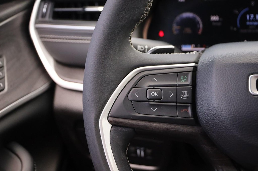 Jeep Grand Cherokee L Vehicle Image 15