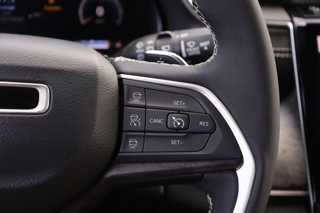 Jeep Grand Cherokee L Vehicle Image 16