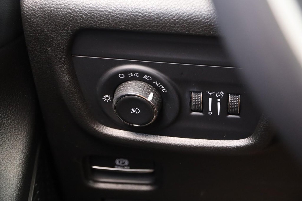 Jeep Grand Cherokee L Vehicle Image 24