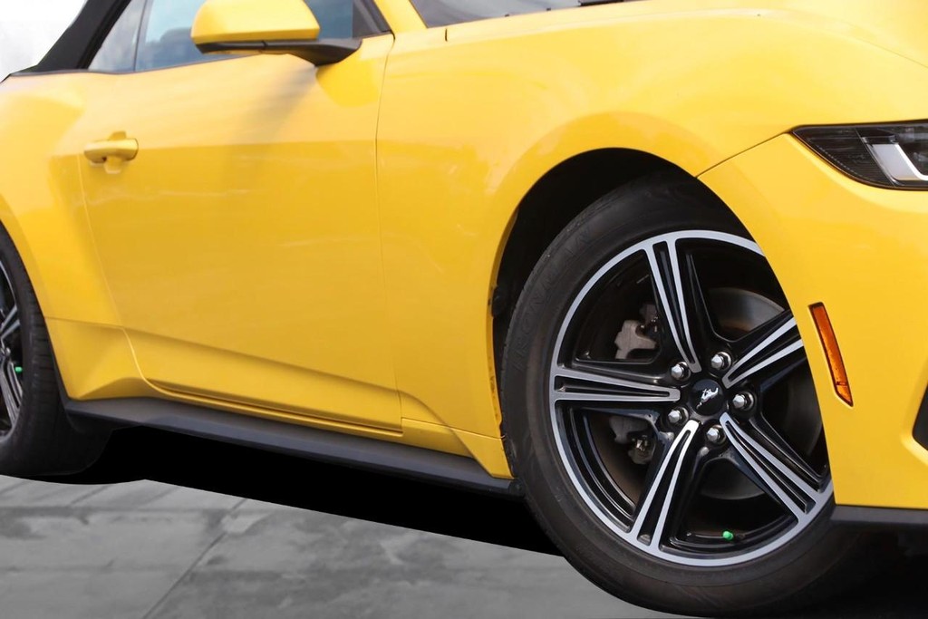 Ford Mustang Vehicle Full-screen Gallery Image 3