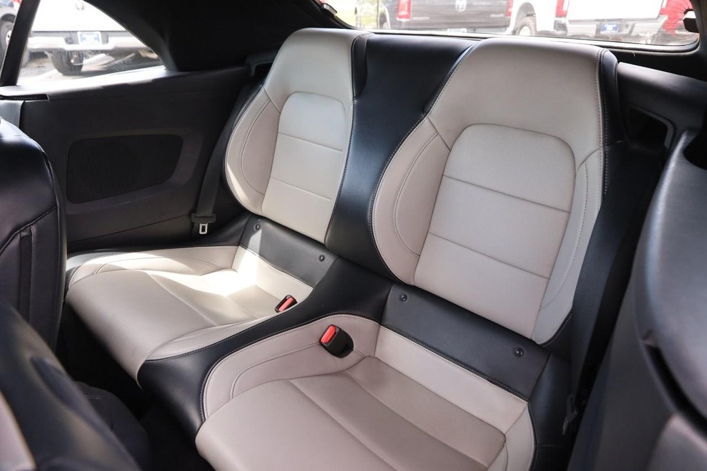Ford Mustang Vehicle Full-screen Gallery Image 9