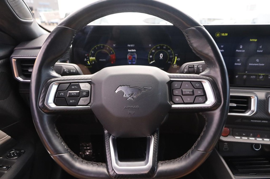 Ford Mustang Vehicle Full-screen Gallery Image 10