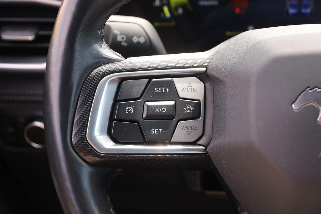 Ford Mustang Vehicle Full-screen Gallery Image 11